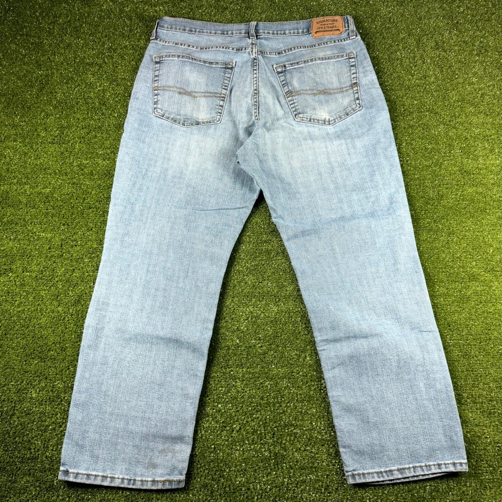 Signature by Levi Strauss Mens Light Wash Straight Leg Jeans 0687